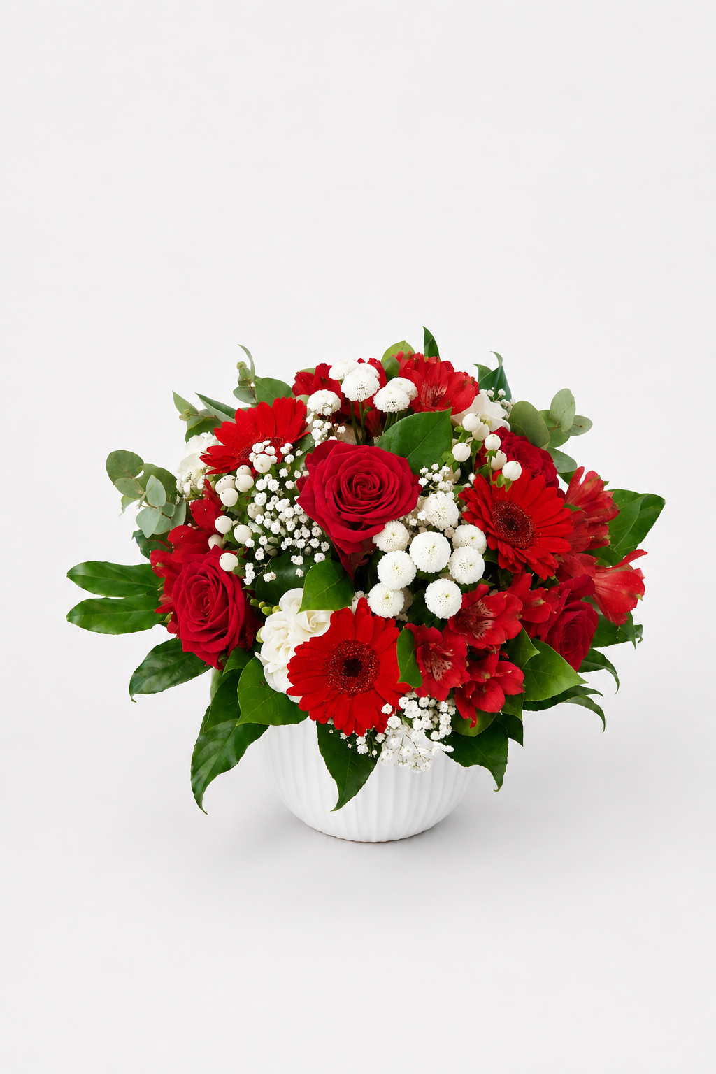 Blomsterbuket med røde roser og gerbera i klassisk rød/hvid stil