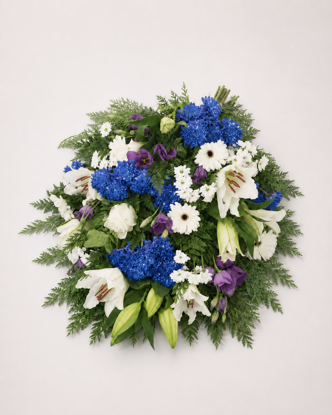 Bårebuket med blå, hvide og lilla blomster