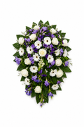 Blomsteropsats i hvide og lilla nuancer med roser og germini