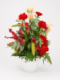 Blomsterbuket med røde nuancer og sæsonblomster