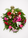 Bårebuket med pink, rød og hvide blomster