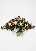 Kistepynt med røde roser og hvide blomster i klassisk stil