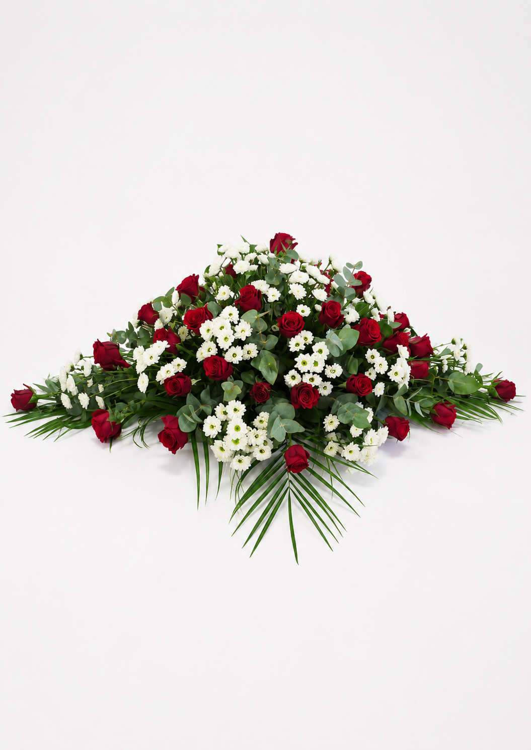 Kistepynt med røde roser og hvide blomster i klassisk stil