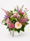 Farverig blomsterbuket i rosa, lilla og fersken nuancer
