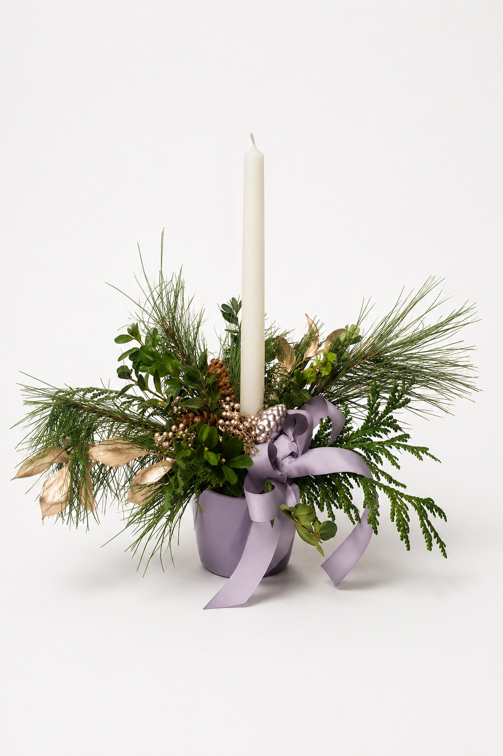 Juledekoration med lys i naturlige nuancer