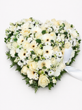 Hjerteformet blomster i hvide roser og gerbera