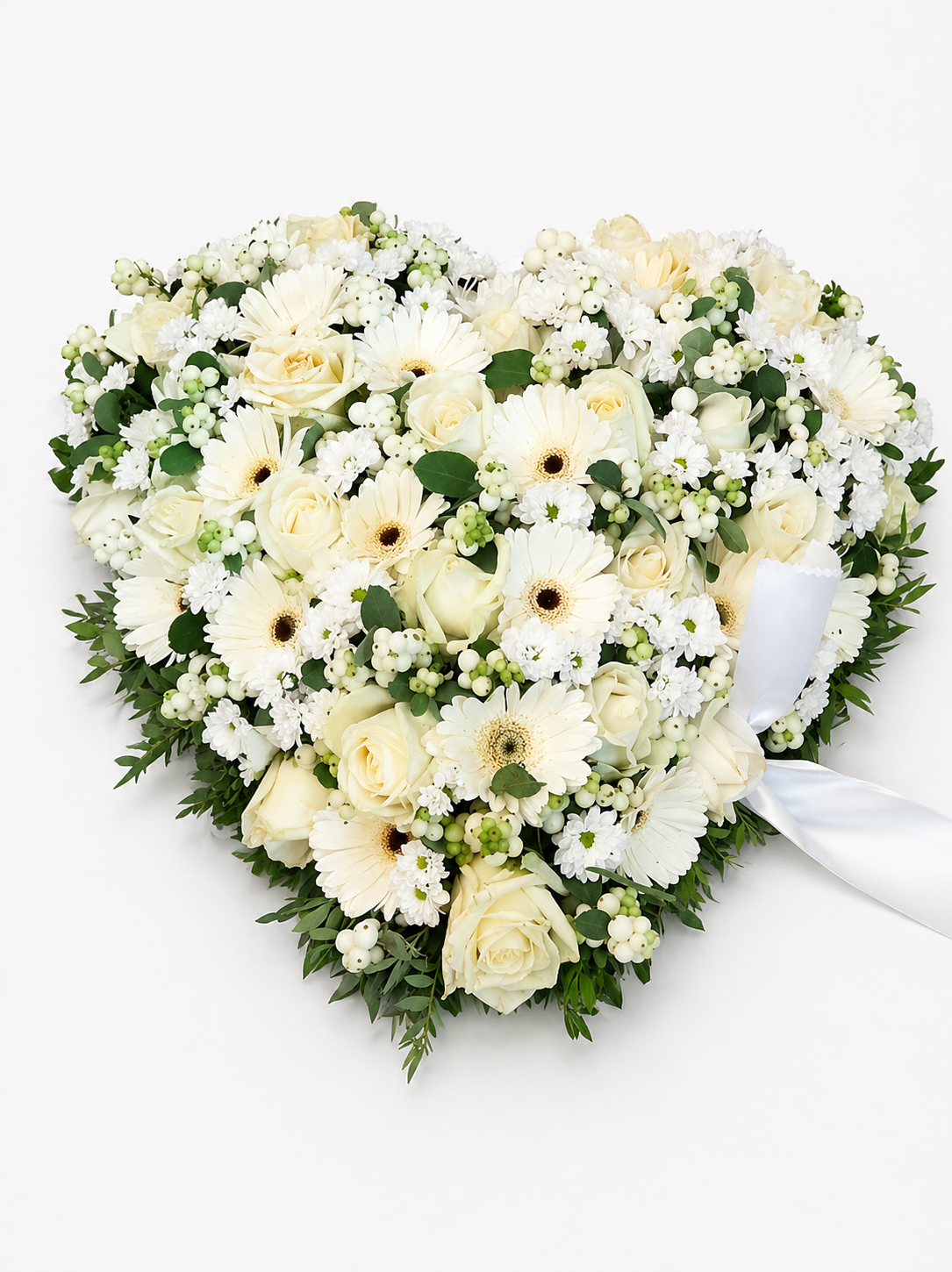 Hjerteformet blomster i hvide roser og gerbera