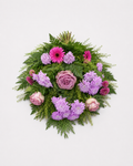 Bårebuket i lilla og rosa nuancer med roser