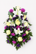 Blomsteropsats med liljer og roser i hvid, lilla og grønne nuancer