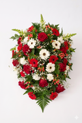Båredekoration med røde roser og hvide gerbera